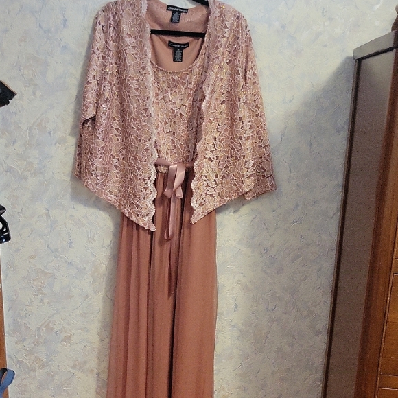 Chic Lace Overlay Maxi Dress in Blush - Picture 1 of 3